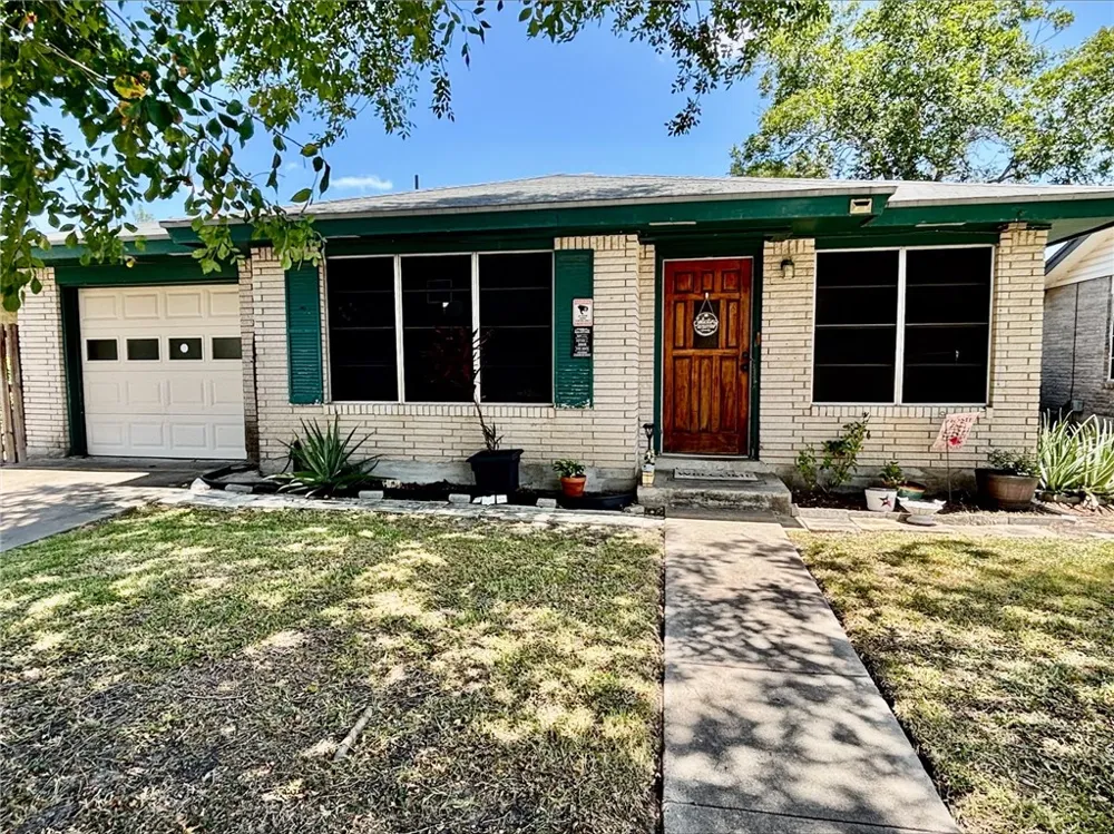 1013 Laredo Street Sinton, TX 78387