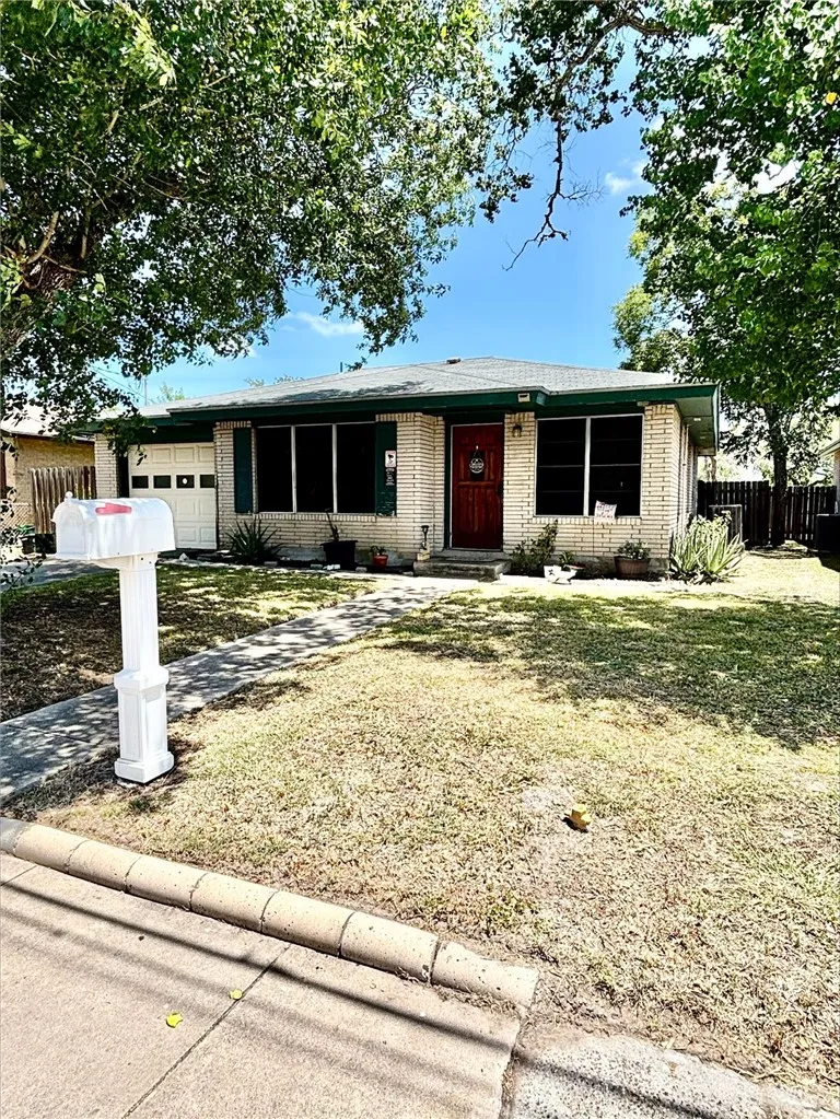 1013 Laredo Street Sinton, TX 78387