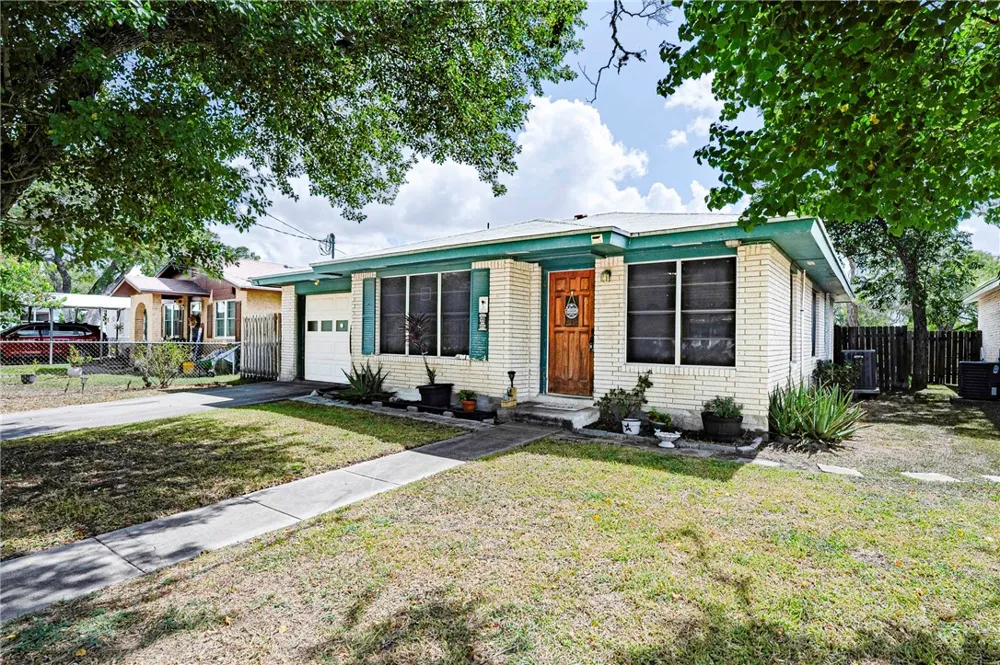 1013 Laredo Street Sinton, TX 78387
