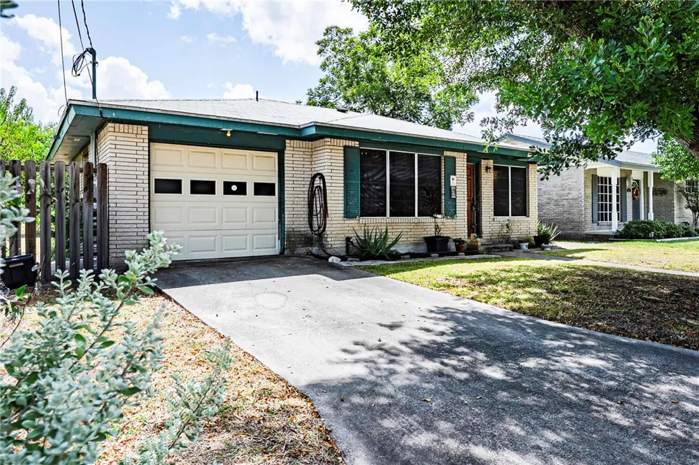 1013 Laredo Street Sinton, TX 78387