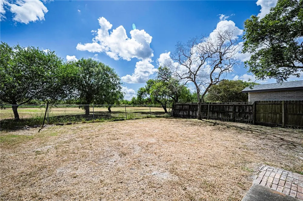 1013 Laredo Street Sinton, TX 78387