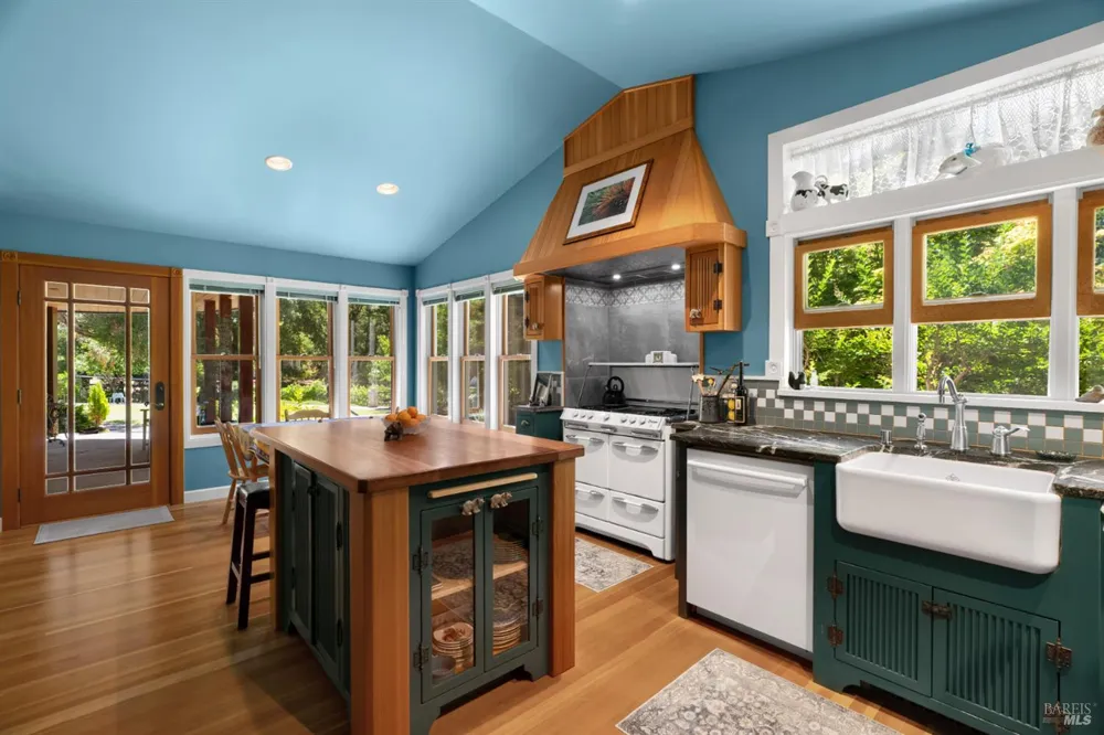 6501 Ellen Lane Forestville, CA 95436