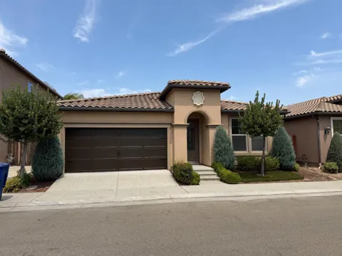 1820 E Bella Senterio Avenue