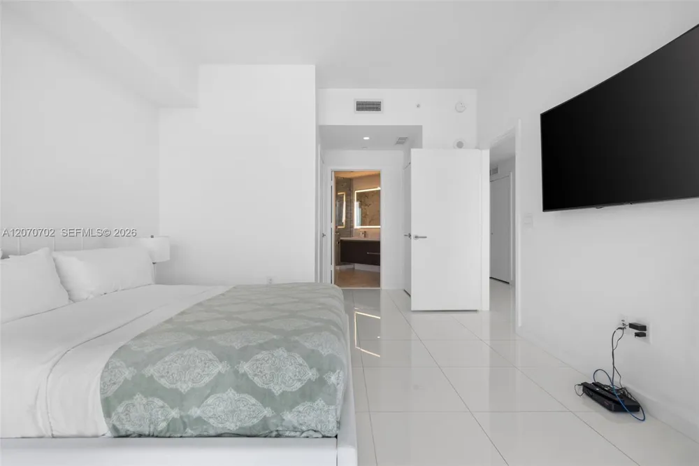 851 NE 1st Ave #1610 Miami, FL 33132