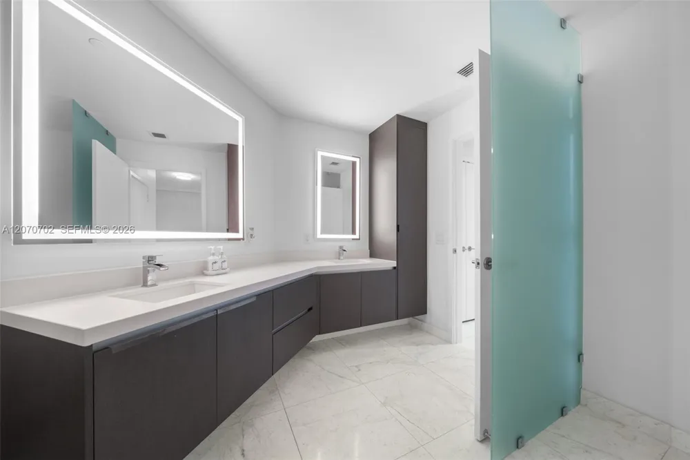 851 NE 1st Ave #1610 Miami, FL 33132