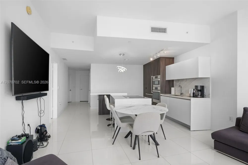 851 NE 1st Ave #1610 Miami, FL 33132