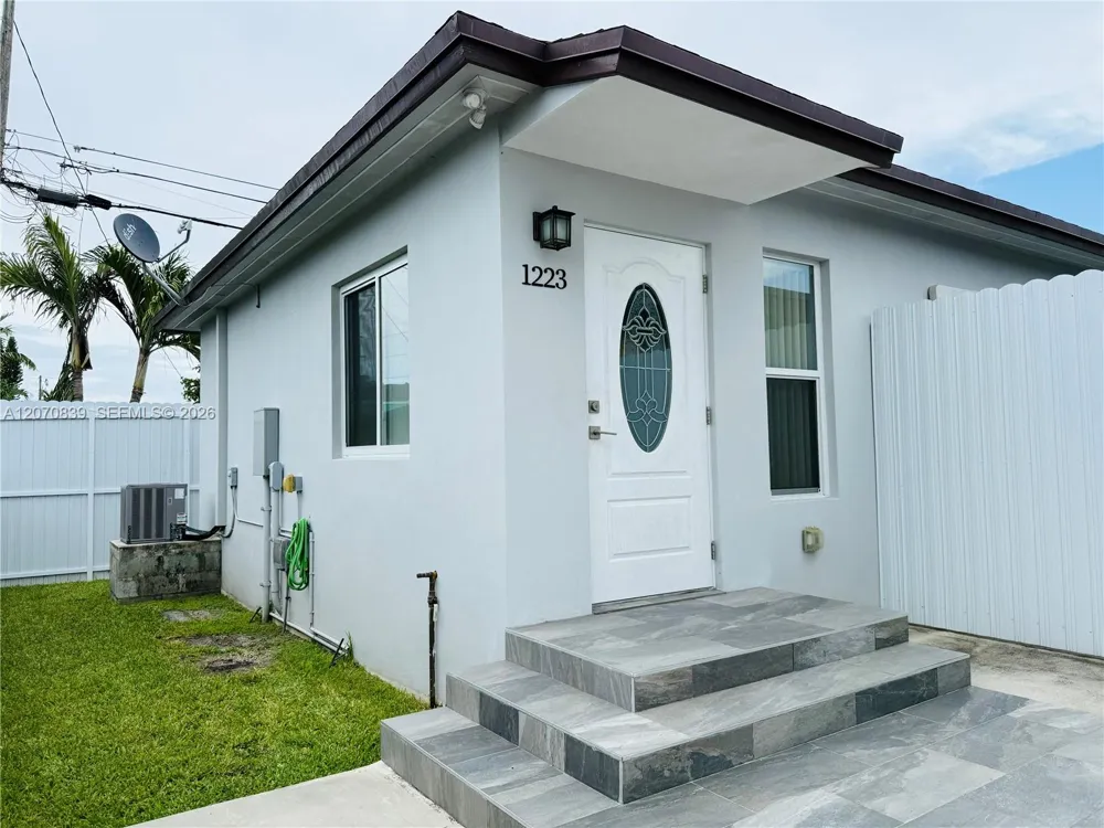 1221 SW 76th Ct Miami, FL 33144