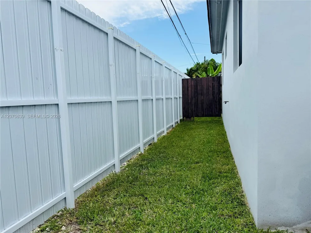 1221 SW 76th Ct Miami, FL 33144