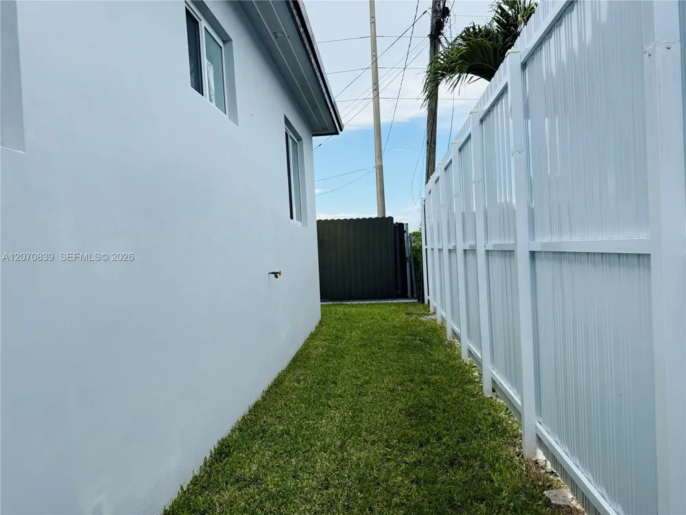 1221 SW 76th Ct Miami, FL 33144