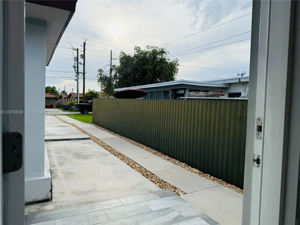 1221 SW 76th Ct Miami, FL 33144