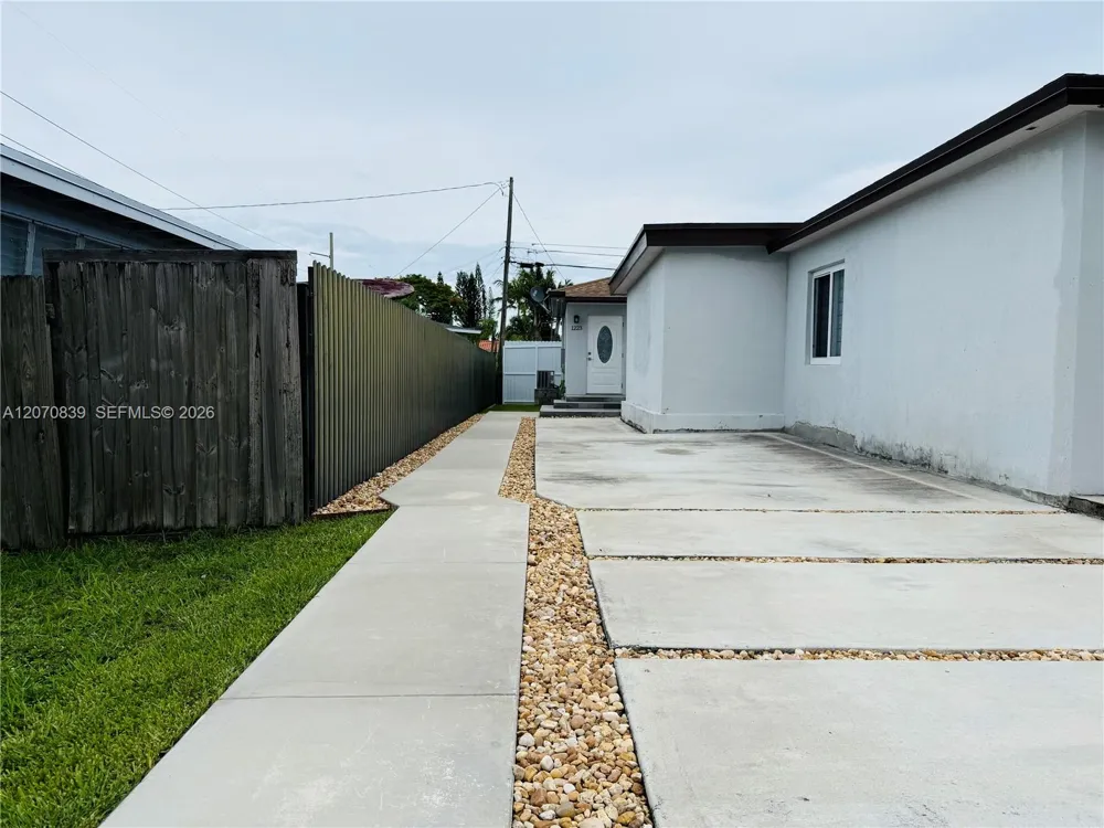 1221 SW 76th Ct Miami, FL 33144