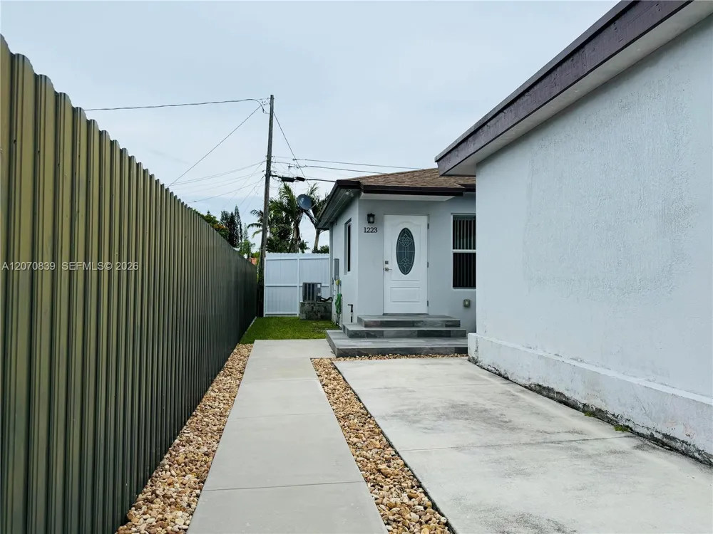 1221 SW 76th Ct Miami, FL 33144