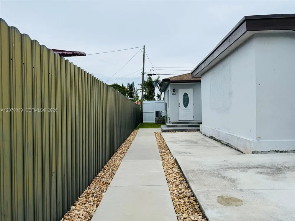 1221 SW 76th Ct Miami, FL 33144