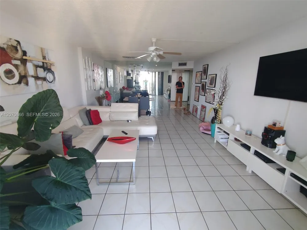 2780 NE 183rd St #1903 Aventura, FL 33160