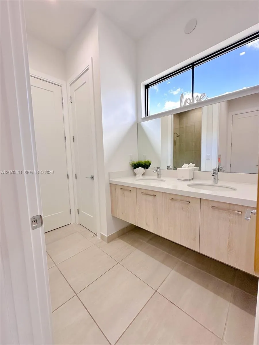 8286 NW 51st Ter Doral, FL 33166