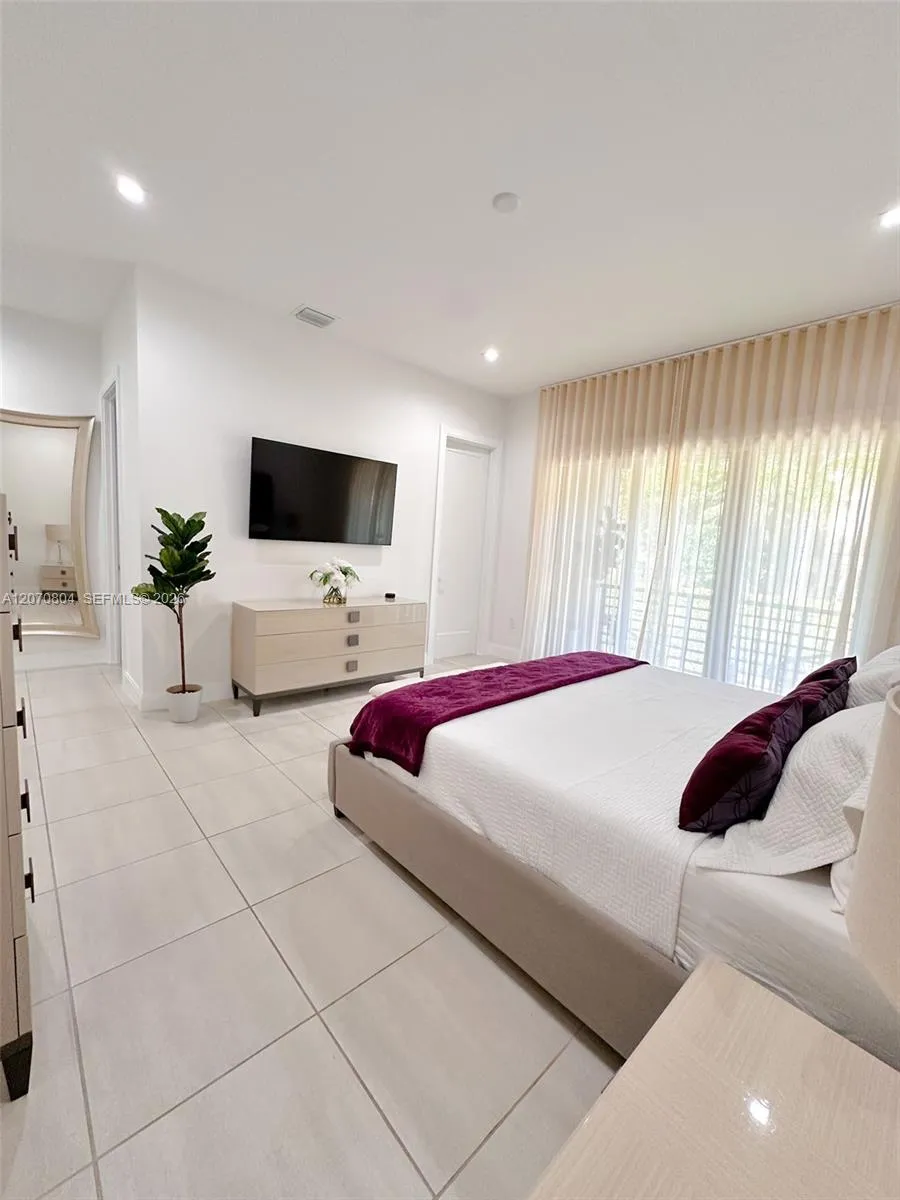 8286 NW 51st Ter Doral, FL 33166