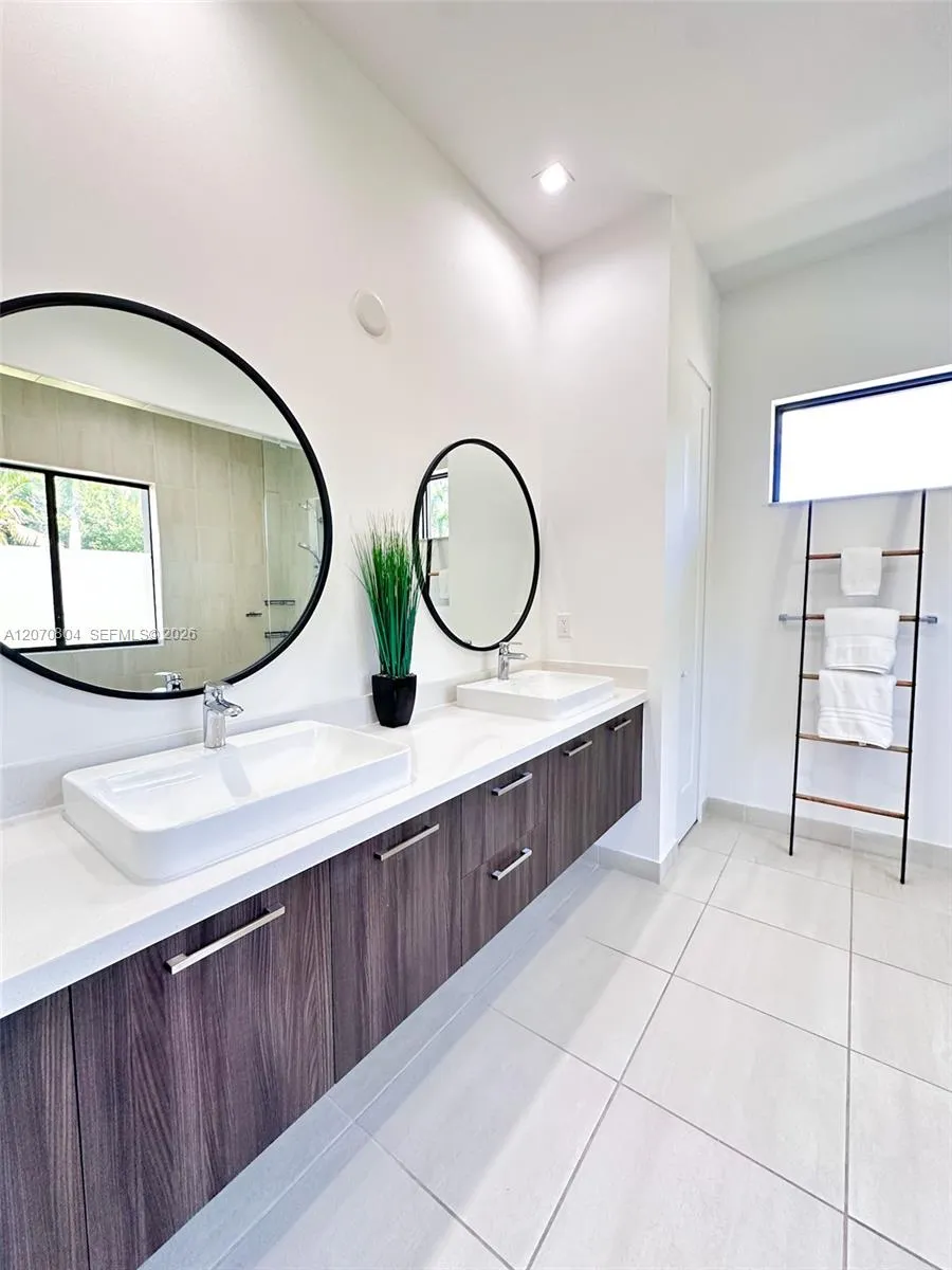 8286 NW 51st Ter Doral, FL 33166