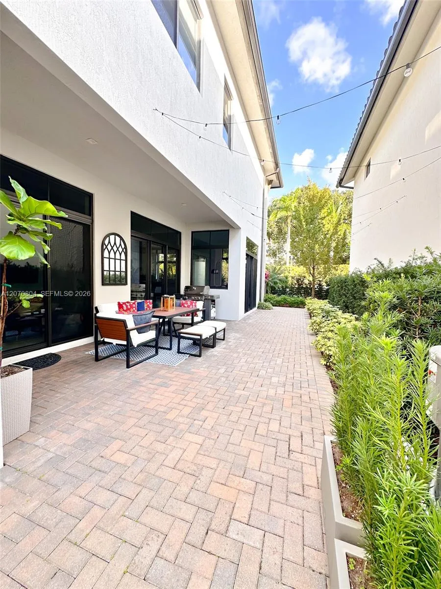 8286 NW 51st Ter Doral, FL 33166