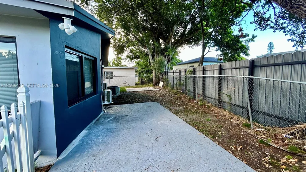 230 NW 8th Ave Dania Beach, FL 33004