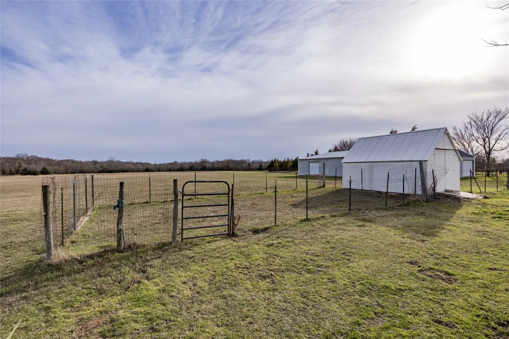 1522 Burney Cemetary Calera, OK 74730