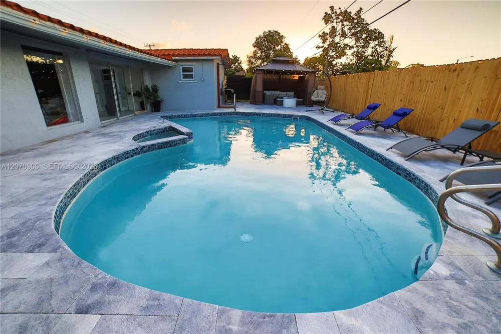 8651 Sunset Strip Sunrise, FL 33322