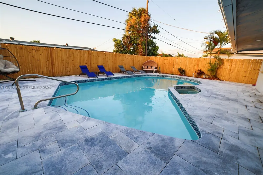 8651 Sunset Strip Sunrise, FL 33322