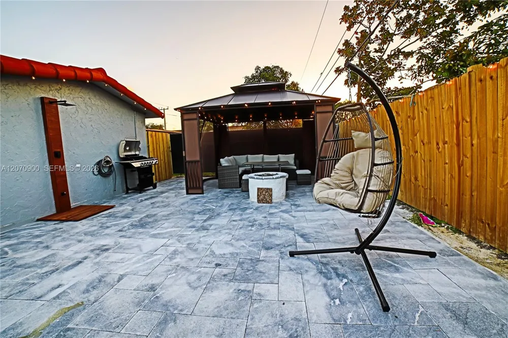 8651 Sunset Strip Sunrise, FL 33322
