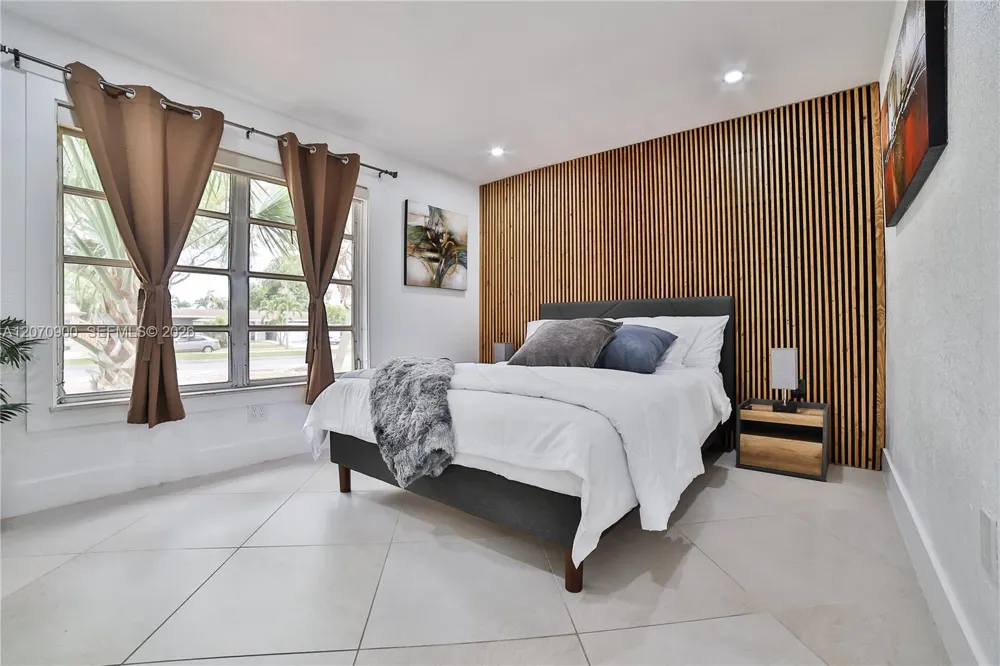8651 Sunset Strip Sunrise, FL 33322