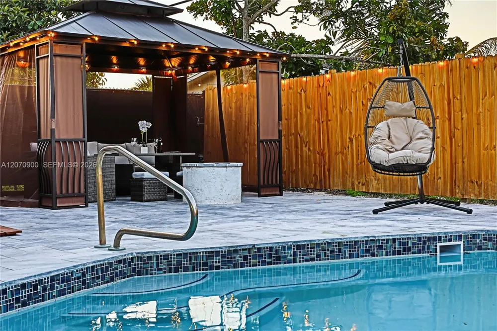 8651 Sunset Strip Sunrise, FL 33322
