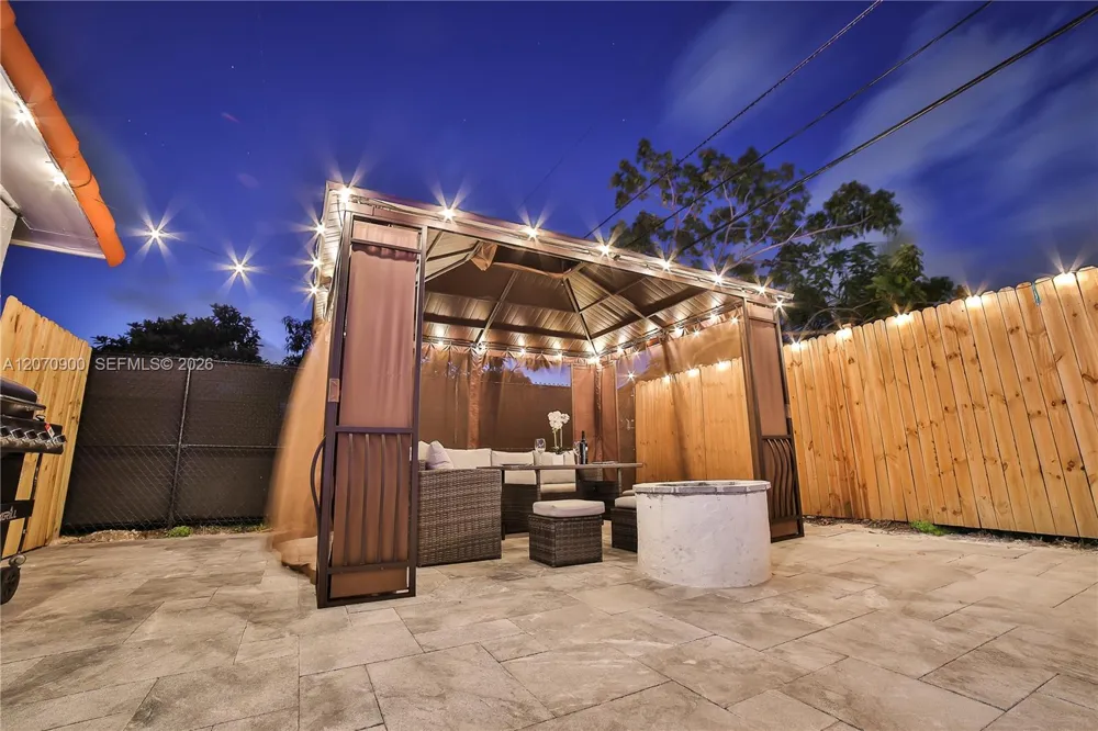 8651 Sunset Strip Sunrise, FL 33322