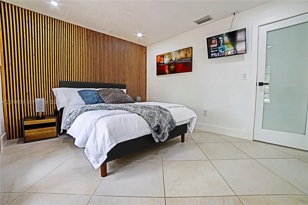 8651 Sunset Strip Sunrise, FL 33322