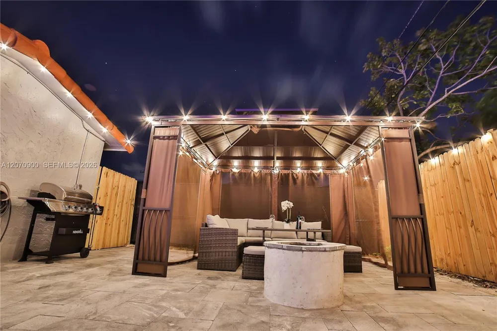8651 Sunset Strip Sunrise, FL 33322
