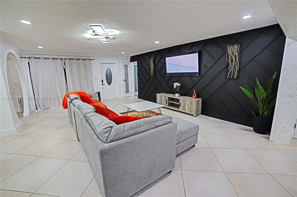 8651 Sunset Strip Sunrise, FL 33322