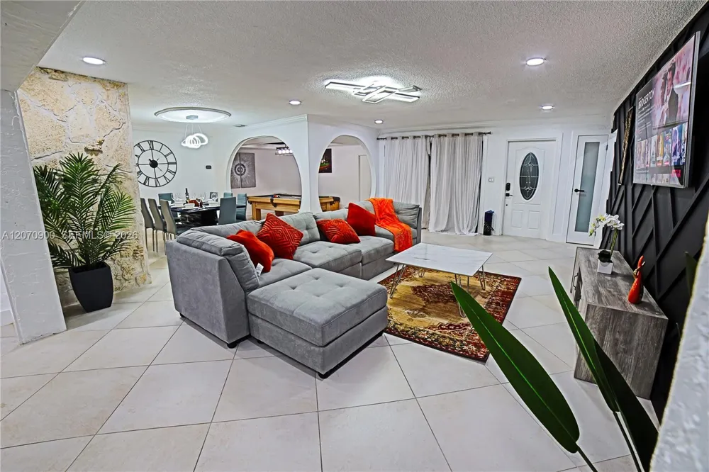 8651 Sunset Strip Sunrise, FL 33322