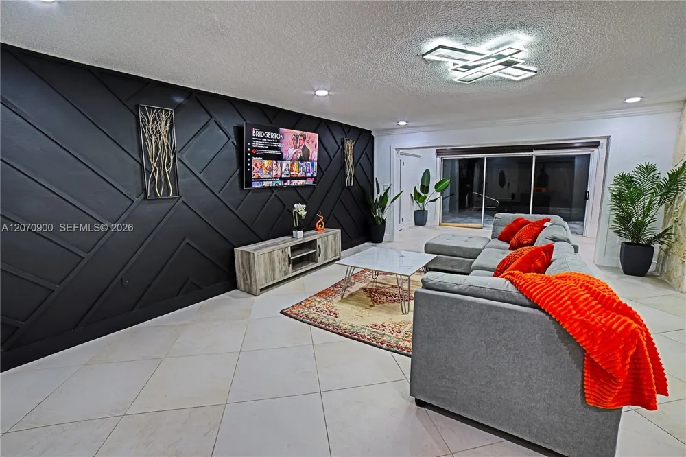8651 Sunset Strip Sunrise, FL 33322