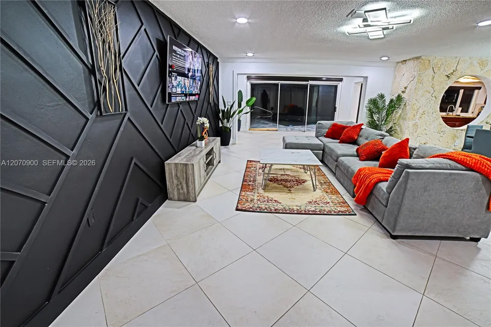 8651 Sunset Strip Sunrise, FL 33322