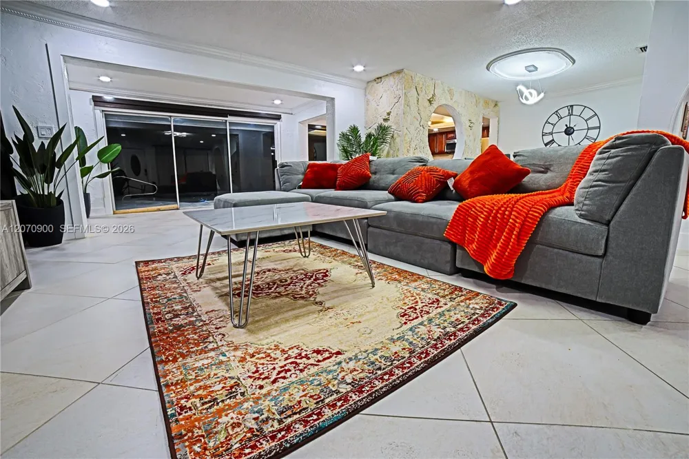 8651 Sunset Strip Sunrise, FL 33322