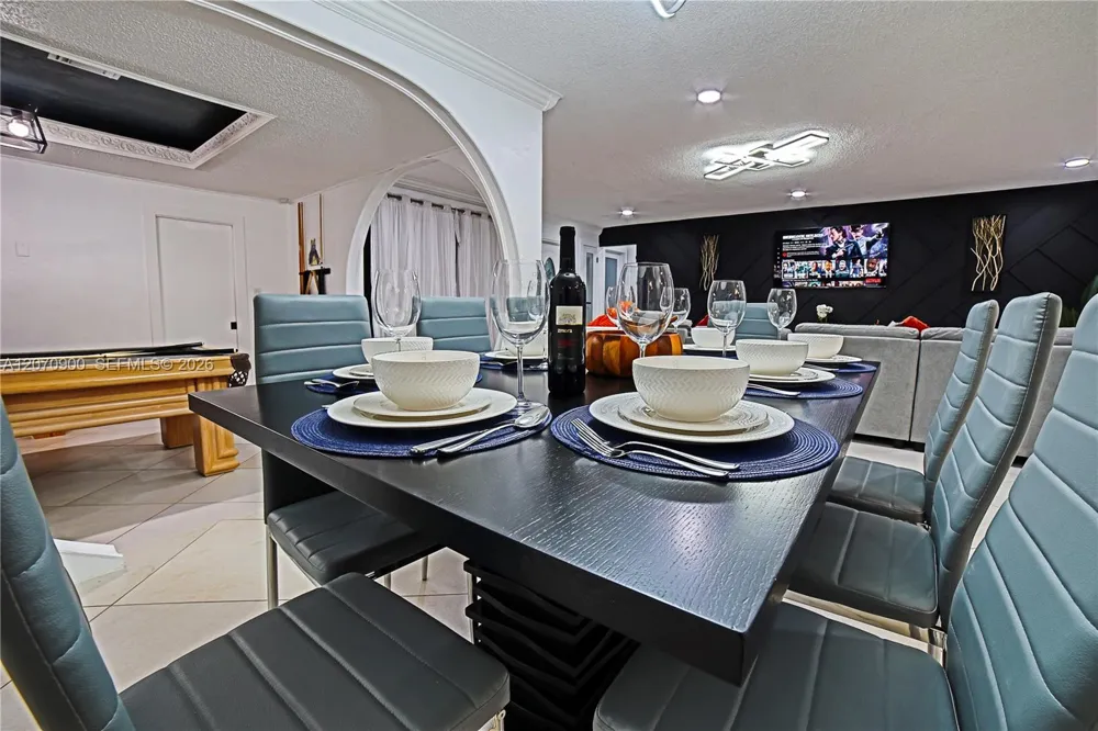 8651 Sunset Strip Sunrise, FL 33322