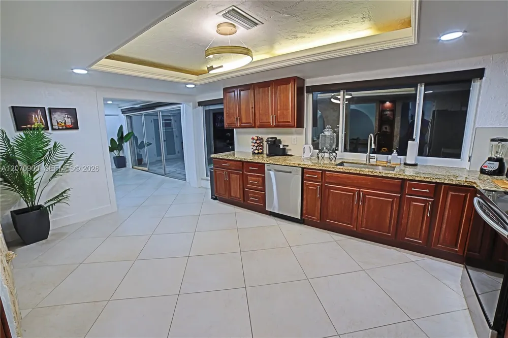 8651 Sunset Strip Sunrise, FL 33322