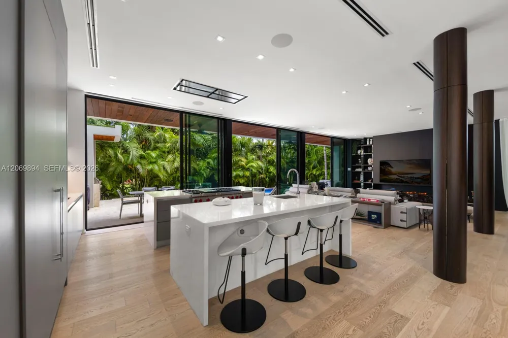 6015 Bay Rd Miami Beach, FL 33140