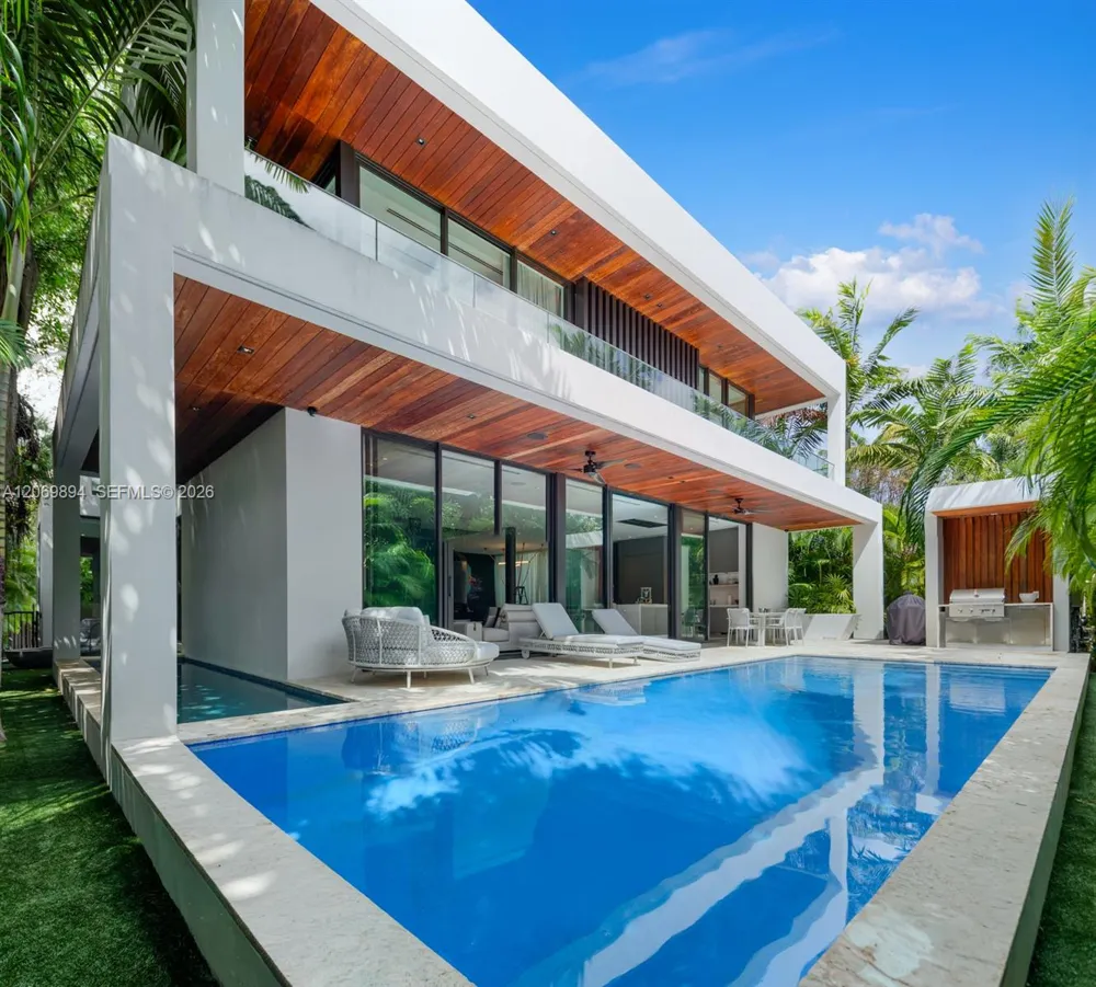6015 Bay Rd Miami Beach, FL 33140