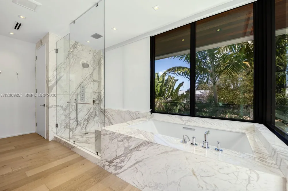 6015 Bay Rd Miami Beach, FL 33140