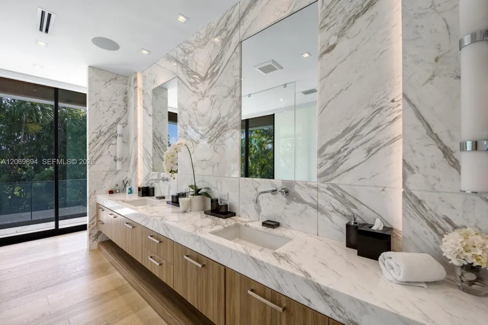 6015 Bay Rd Miami Beach, FL 33140