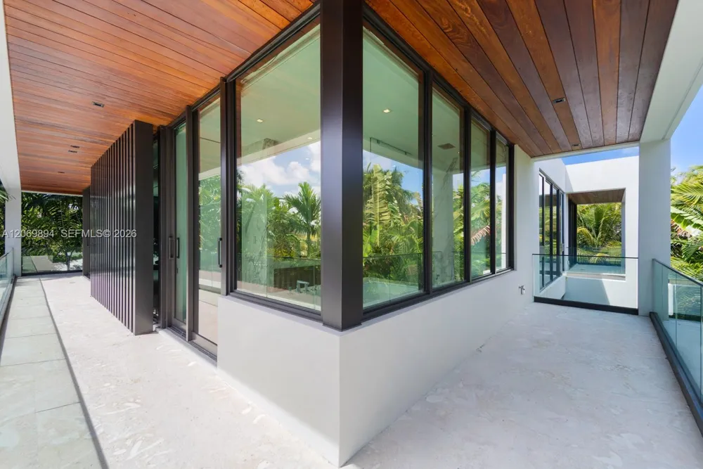 6015 Bay Rd Miami Beach, FL 33140