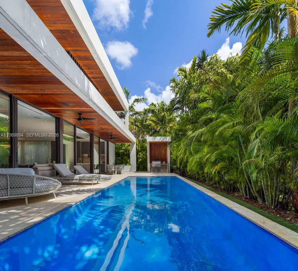 6015 Bay Rd Miami Beach, FL 33140