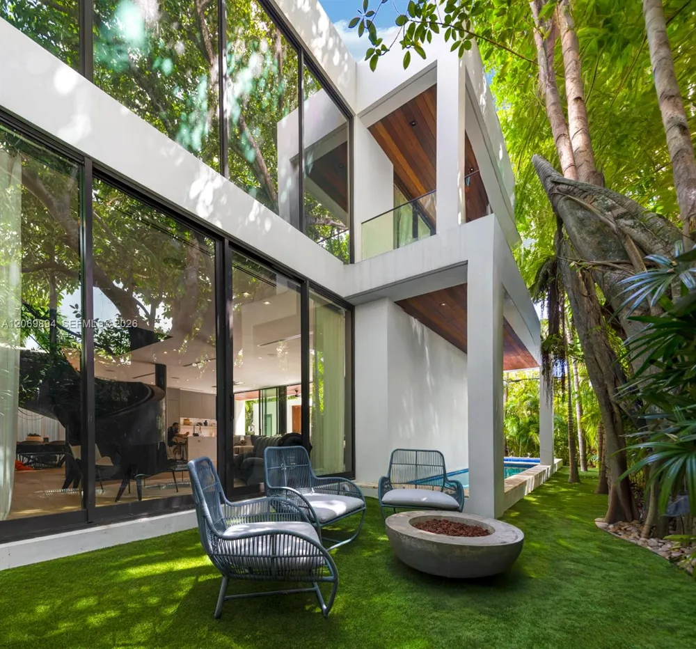 6015 Bay Rd Miami Beach, FL 33140