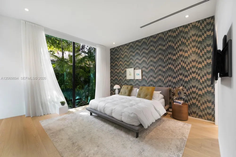 6015 Bay Rd Miami Beach, FL 33140