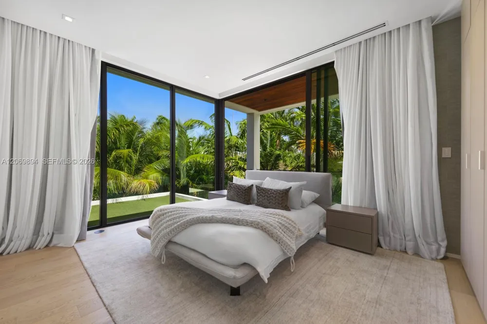 6015 Bay Rd Miami Beach, FL 33140