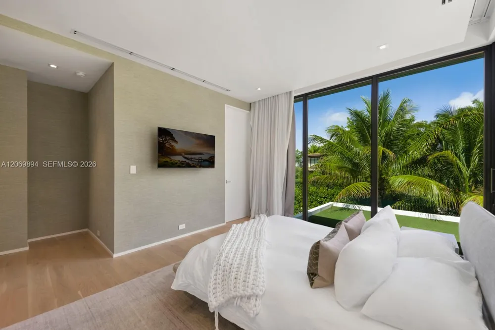 6015 Bay Rd Miami Beach, FL 33140