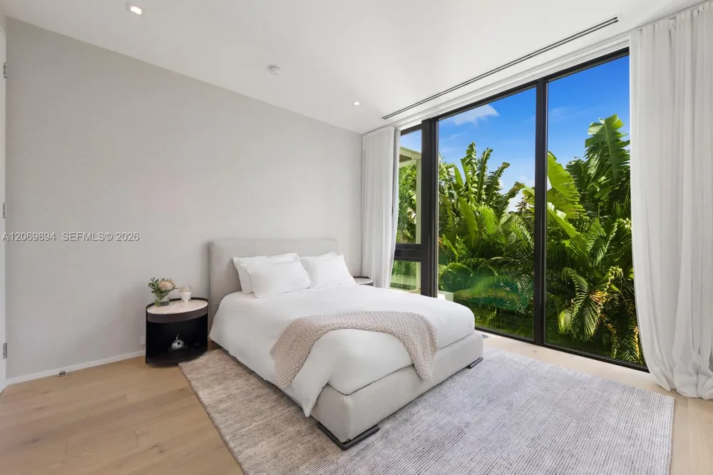 6015 Bay Rd Miami Beach, FL 33140